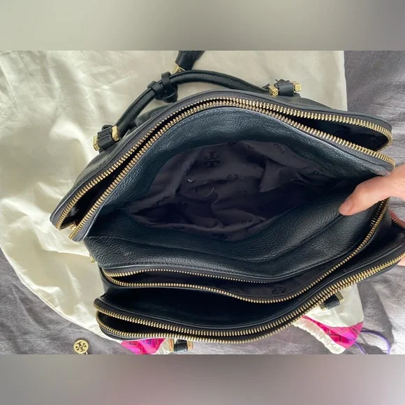Tory Burch- Black Leather Handbag with gold hardware and tassels embossed logo - Picture 13 of 17